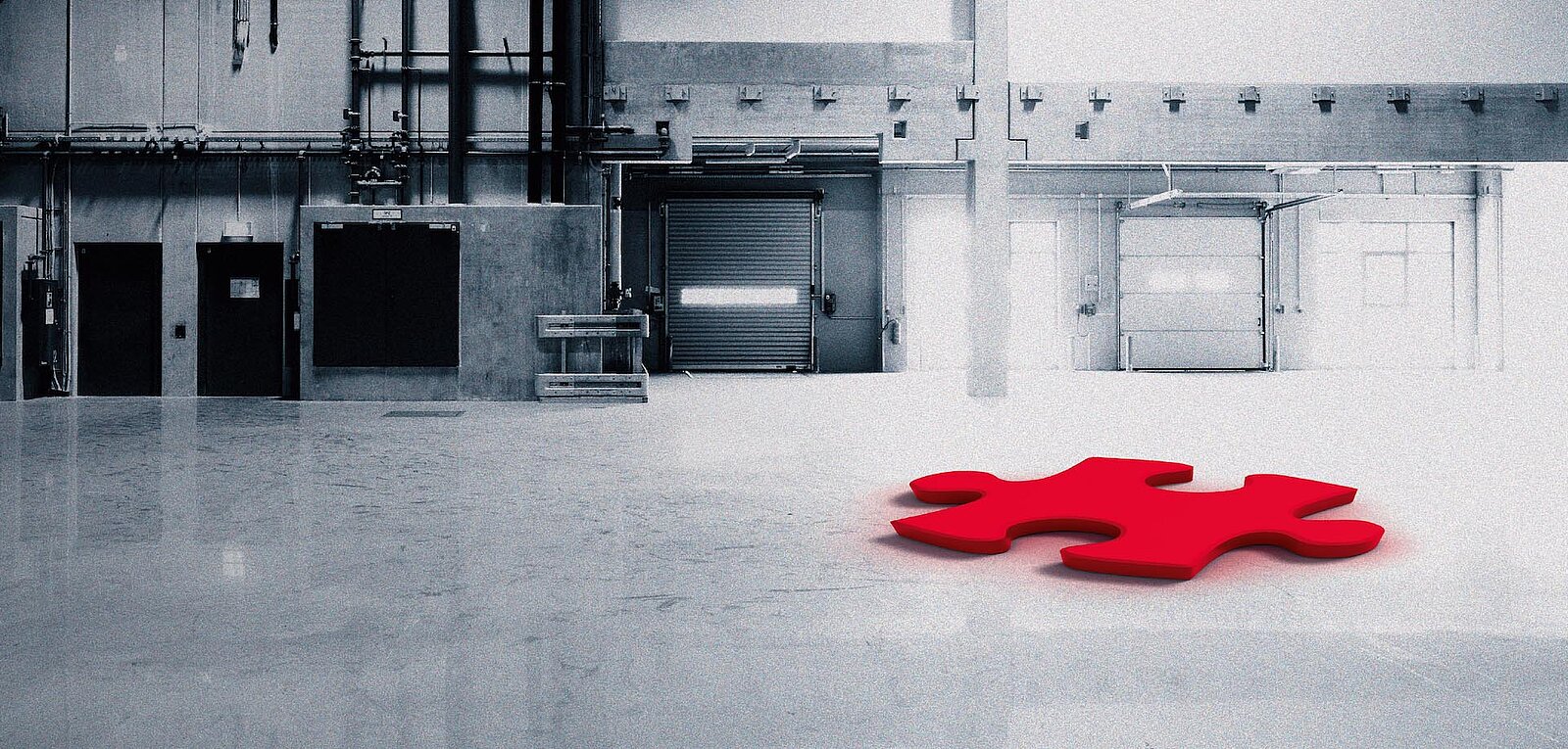 Eine Lagerhalle mit einem roten Puzzleteil am Boden