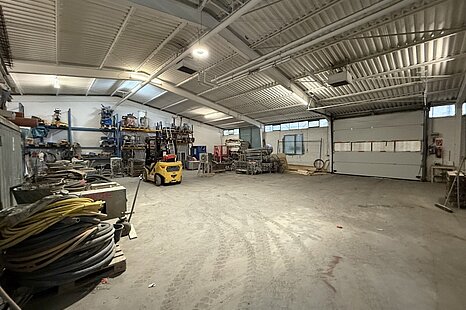 provisionsfreie ca. 800 m² große, ebenerdige Hallenfläche mit Meisterbüro provisionsfreie ca. 800 m² große, ebenerdige Hallenfläche mit Meisterbüro