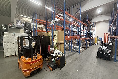 ca. 480 m² große, ebenerdige Hallenfläche mit Meisterbüro ca. 480 m² große, ebenerdige Hallenfläche mit Meisterbüro