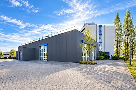 VERKAUF I RAUM B&Ouml;BLINGEN| TEILVERMIETETET I HIGH-TECH-HALLE + B&Uuml;RO