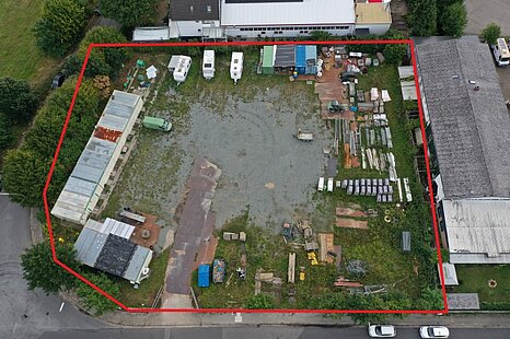 ca. 4.000 m&sup2; gro&szlig;e, umz&auml;unte Freifl&auml;che