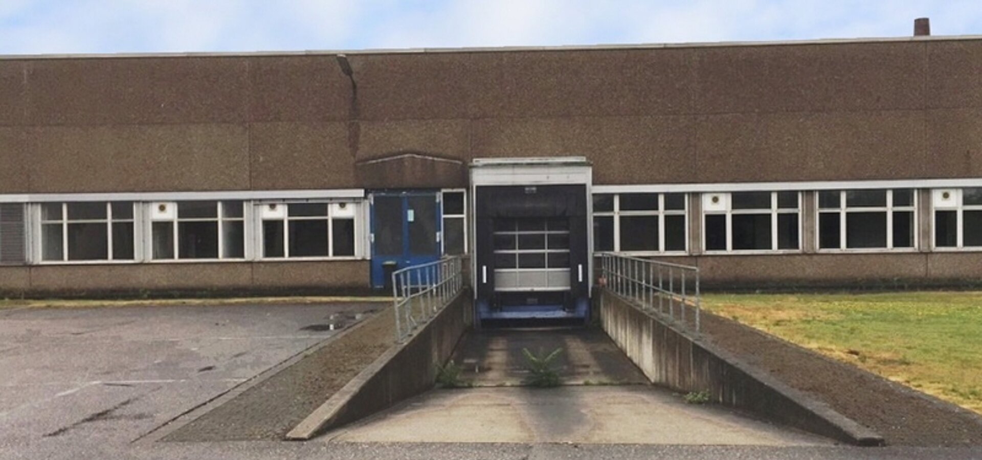 Außenansicht Halle, online