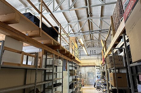 ca. 450 m² große, ebenerdige Hallenfläche mit Meisterbüro ca. 450 m² große, ebenerdige Hallenfläche mit Meisterbüro