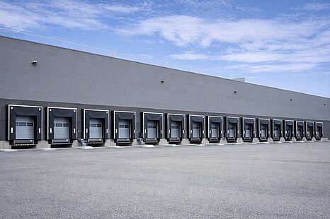 ca. 10.800 m² | Logistik-/Produktionshalle | Rampen | 9 m UKB ca. 10.800 m² | Logistik-/Produktionshalle | Rampen | 9 m UKB