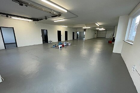 ca. 350 m² große, ebenerdige Hallenfläche mit Meisterbüro und Freifläche ca. 350 m² große, ebenerdige Hallenfläche mit Meisterbüro und Freifläche