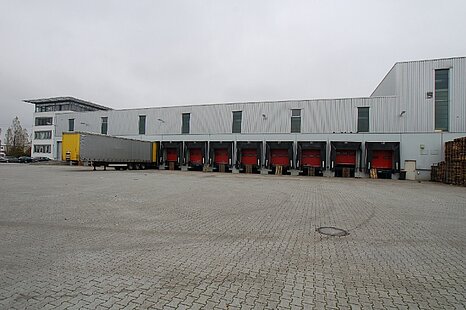 Ca. 10.000 qm Lager- / Logistikflächen | Rampen + ebenerdig | Ca. 10,00 m UKB Ca. 10.000 qm Lager- / Logistikflächen | Rampen + ebenerdig | Ca. 10,00 m UKB