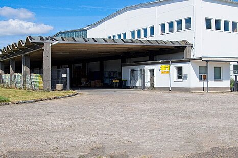 Arnsdorf | ca. 7.000 m² | Lager & Logistik | Betonrampe & ebenerdig | teilbar ab 1.500 m² Arnsdorf | ca. 7.000 m² | Lager & Logistik | Betonrampe & ebenerdig | teilbar ab 1.500 m²