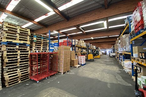 ca. 1.000 m² bis zu 2.000 m² große Lagerhalle auf Rampenniveau mit Büro ca. 1.000 m² bis zu 2.000 m² große Lagerhalle auf Rampenniveau mit Büro