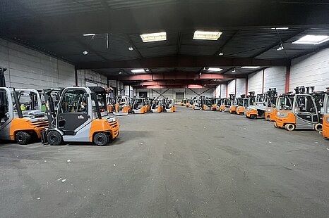 ca. 2.000 m² Kaltlagerfläche mit Rampen und ebenerdigen Toren und ca. 500 m² Freifläche ca. 2.000 m² Kaltlagerfläche mit Rampen und ebenerdigen Toren und ca. 500 m² Freifläche