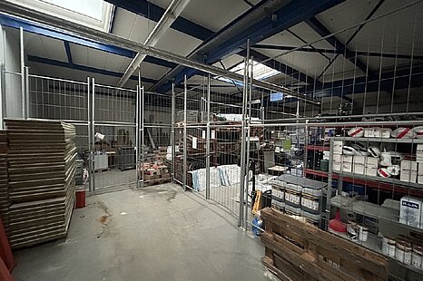 ca. 110 m² große, ebenerdige Hallenfläche mit Rolltor ca. 110 m² große, ebenerdige Hallenfläche mit Rolltor