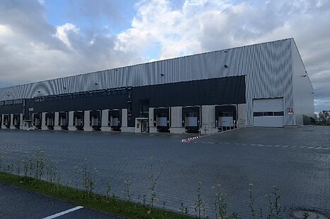 Ca. 15.000 qm Lager- / Logistikfläche | Rampe + ebenerdig | ca. 10,00 m UKB Ca. 15.000 qm Lager- / Logistikfläche | Rampe + ebenerdig | ca. 10,00 m UKB