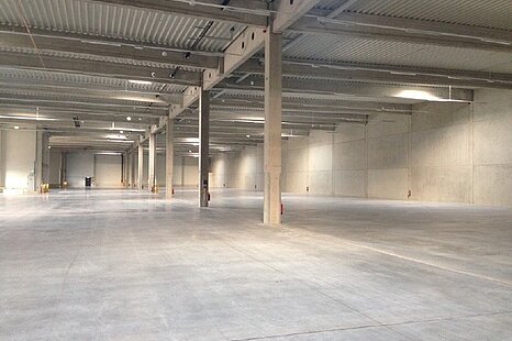 Bremerhaven, ca. 9.640 m² Hallenfläche mit Büro und Freifläche zu vermieten Bremerhaven, ca. 9.640 m² Hallenfläche mit Büro und Freifläche zu vermieten