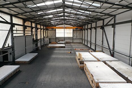 ca. 7.200 m² bebautes Gewerbeareal mit ebenerdigen Hallen & Bürogebäude ca. 7.200 m² bebautes Gewerbeareal mit ebenerdigen Hallen & Bürogebäude