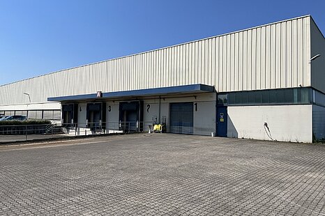 Zentral in Berlin-Neuk&ouml;lln: Halle ab sofort, 12 m UKB, Rampe & ebenerdige Tore