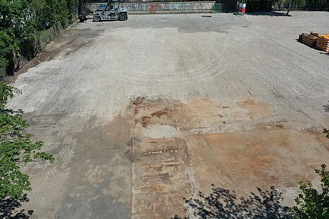 ca. 1.700 m² befestigte Freifläche im Hafen an der B75 ca. 1.700 m² befestigte Freifläche im Hafen an der B75