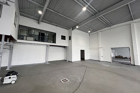 ca. 467 m² große, ebenerdige Hallenfläche mit Bürofläche ca. 467 m² große, ebenerdige Hallenfläche mit Bürofläche