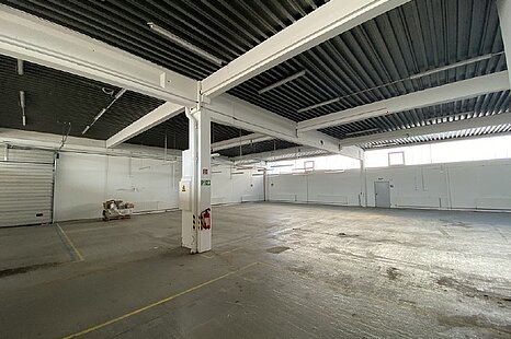ca. 350 m² große, ebenerdige Hallenfläche ca. 350 m² große, ebenerdige Hallenfläche