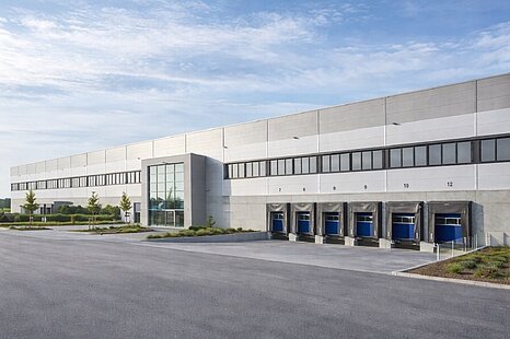 ca. 18.000 m&sup2; Hallenfl&auml;che inkl. B&uuml;ro | teilbar ab ca. 7.000 m&sup2; I Sichtlage zur A94 I provisionsfrei
