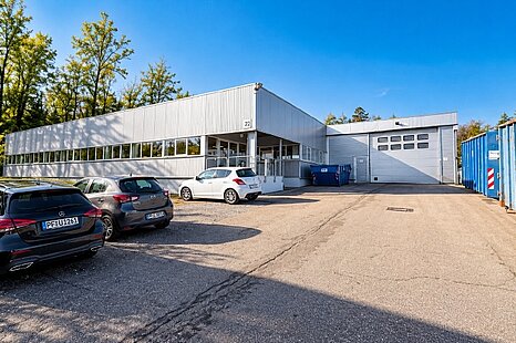 WIMSHEIM | CA. 1.920 m&sup2; PRODUKTIONS-/LAGERHALLE | 3 EBENERDIGE TORE | PROVISIONSFREI