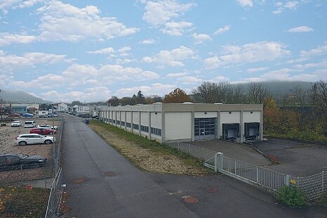 Lager-/Produktionsfl&auml;che mit ausreichend Freifl&auml;che zu vermieten!