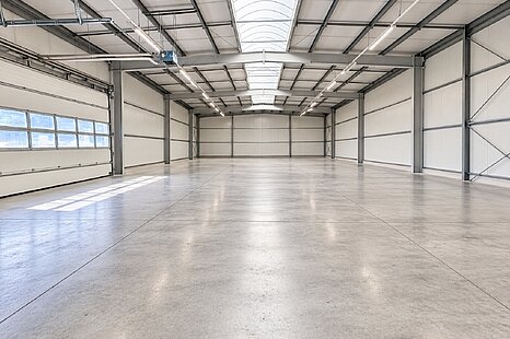 CA. 1.000 m² HALLE | SEKTIONALTORE 6 M UKB | ZEITNAH VERFÜGBAR CA. 1.000 m² HALLE | SEKTIONALTORE 6 M UKB | ZEITNAH VERFÜGBAR
