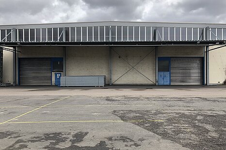 Halle mit ebenerdigen Toren im Berliner Norden