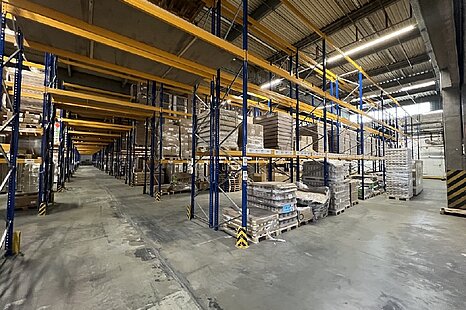 ca. 9.800 m² beheiztes und regaliertes Rampenlager ca. 9.800 m² beheiztes und regaliertes Rampenlager