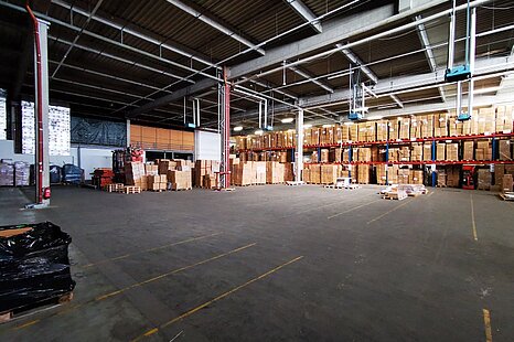 ca. 4.350 m² Rampenlager mit Mezzanien und Büroanteil ca. 4.350 m² Rampenlager mit Mezzanien und Büroanteil