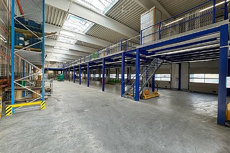 bis zu 2.400 m² Logistikfläche I 13 Rampentore I direkt an der A8 bis zu 2.400 m² Logistikfläche I 13 Rampentore I direkt an der A8