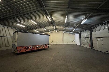 ca. 380 m² große, ebenerdige Hallenfläche ca. 380 m² große, ebenerdige Hallenfläche