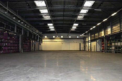 Vielseitig nutzbare Lagerhalle mit ca. 2.300 m² zu vermieten Vielseitig nutzbare Lagerhalle mit ca. 2.300 m² zu vermieten