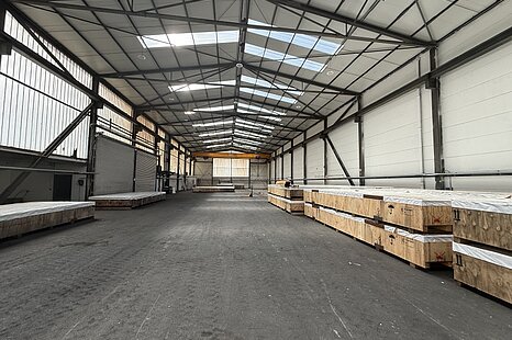 ca. 7.200 m² bebautes Gewerbeareal mit ebenerdigen Hallen & Bürogebäude ca. 7.200 m² bebautes Gewerbeareal mit ebenerdigen Hallen & Bürogebäude