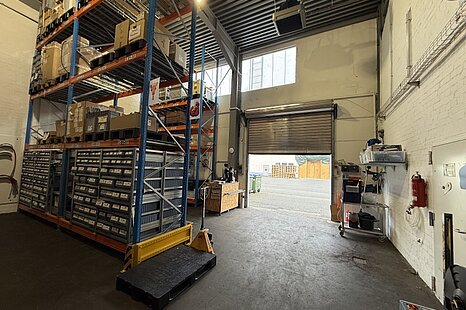 ca. 400 m² große Hallenfläche mit Büro auf Rampenniveau und mit ebenerdiger Andienung ca. 400 m² große Hallenfläche mit Büro auf Rampenniveau und mit ebenerdiger Andienung
