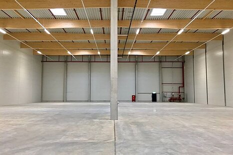 Moderner Neubau: ca. 1.500 m&sup2; Produktions- & Lagerhalle zu vermieten