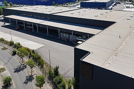 ca. 13.000 m² moderne Lager- und Logistikfläche | ebenerdig | Vordach ca. 13.000 m² moderne Lager- und Logistikfläche | ebenerdig | Vordach