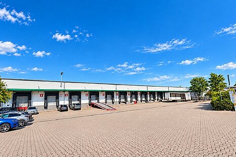 7.600 m² Logistikhalle | 14 Rampen | Sprinkler | Reifenlagerung 7.600 m² Logistikhalle | 14 Rampen | Sprinkler | Reifenlagerung