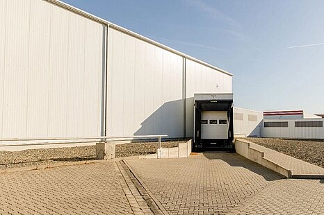 Halberstadt | ca. 2.500 m&sup2; Hallenfl&auml;che im Gewerbepark | Rampen