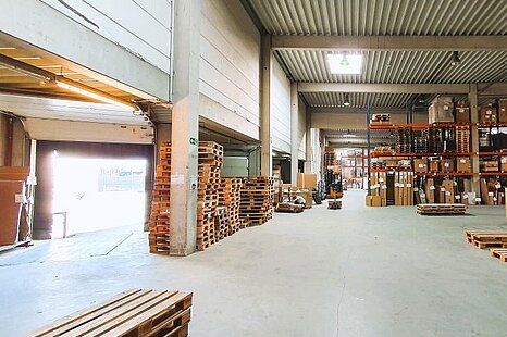 ca. 4.100 m² Lager-/Produktionsfläche inkl. Büro-/Sozialflächen an der A92 zu vermieten ca. 4.100 m² Lager-/Produktionsfläche inkl. Büro-/Sozialflächen an der A92 zu vermieten