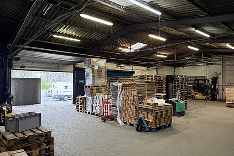 ca. 550 m² große Hallenfläche auf Rampenniveau und ebenerdig mit Freifläche ca. 550 m² große Hallenfläche auf Rampenniveau und ebenerdig mit Freifläche