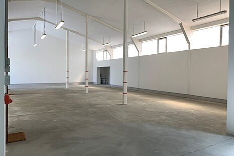ca. 200 m² große, ebenerdige Hallenfläche ca. 200 m² große, ebenerdige Hallenfläche