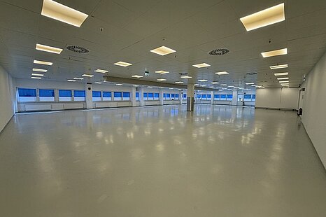 ca. 716 m² große, ebenerdige Hallenfläche mit Büro ca. 716 m² große, ebenerdige Hallenfläche mit Büro