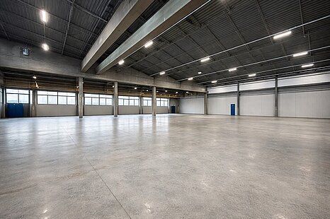 Moderne Hallenfl&auml;che mit ca. 2.480 m&sup2; zzgl. B&uuml;ro zu vermieten