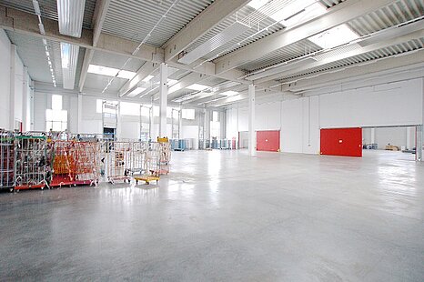 Mehrgeschossige Lagerhalle mit ca. 5.400 m² zzgl. Bürofläche zu vermieten Mehrgeschossige Lagerhalle mit ca. 5.400 m² zzgl. Bürofläche zu vermieten