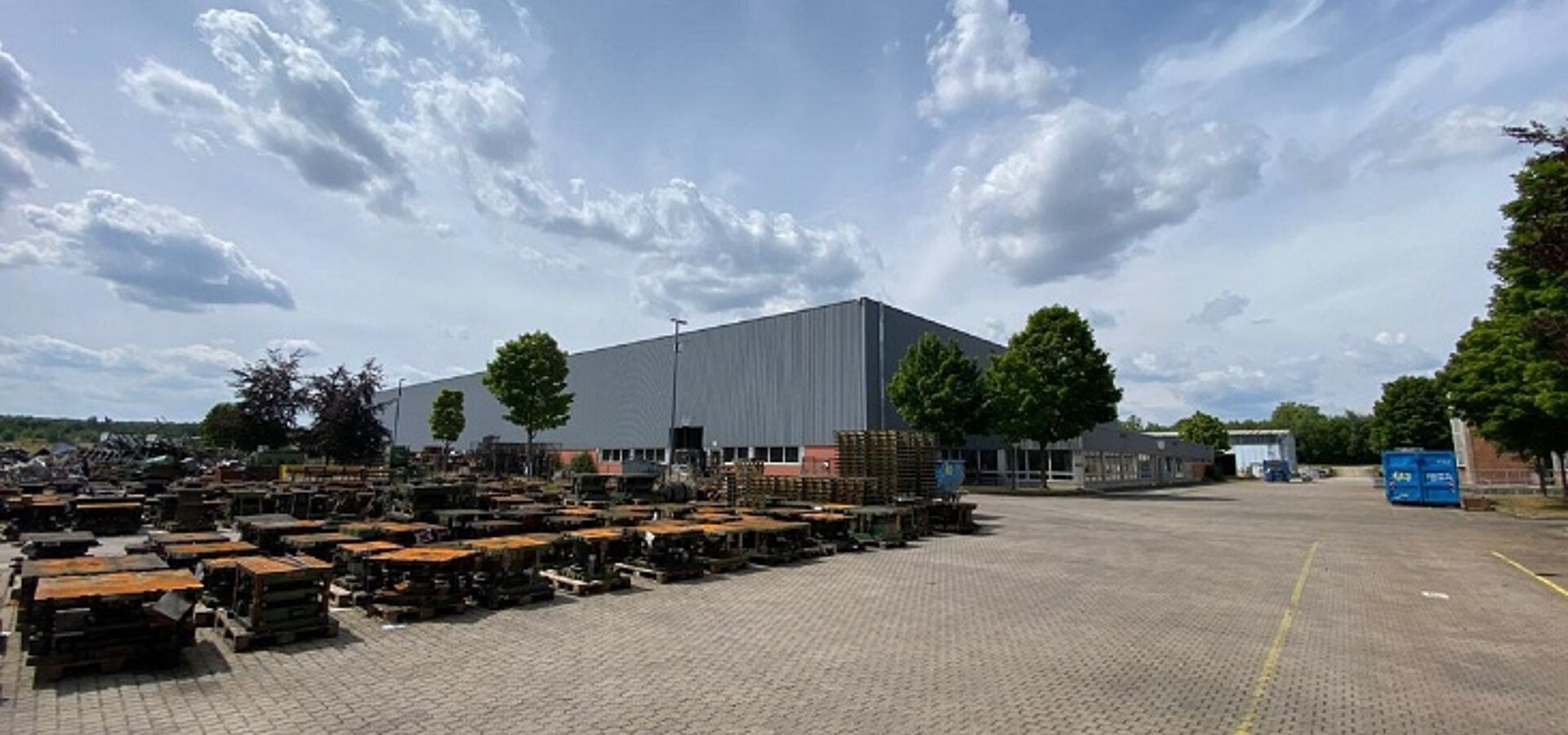 Halle 9 Außenansicht und Freifläche