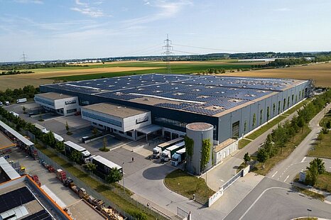 ca. 6.940 m&sup2; modernes, repr&auml;sentatives Logistikzentrum in Sichtlage zur A94 zu vermieten