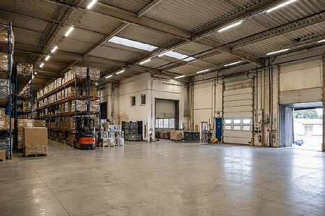 Fuldabr&uuml;ck, ca. 835 m&sup2; ebenerdige Lagerhalle mit B&uuml;ro und Sanit&auml;rfl&auml;chen zu vermieten