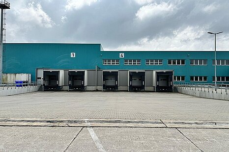 Leipzig | ca. 9.800 m² | Lager & Produktion | Rampen | Kranbahnen | teilbar ab 2.700 m² Leipzig | ca. 9.800 m² | Lager & Produktion | Rampen | Kranbahnen | teilbar ab 2.700 m²
