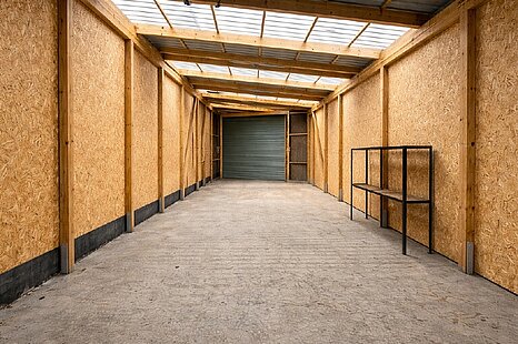 ca. 220 m² große, ebenerdige Hallenfläche mit Büro ca. 220 m² große, ebenerdige Hallenfläche mit Büro