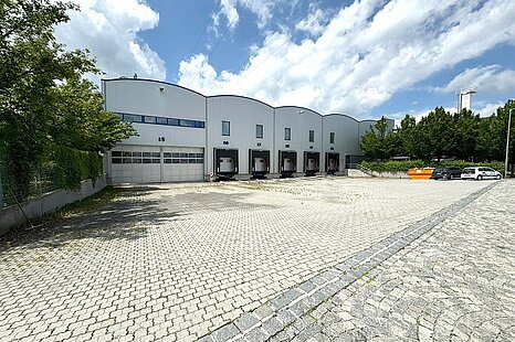 *SOFORT VERFÜGBAR* Karlsfeld, ca. 4.982 m² Hallenfläche inkl. Büro provisionsfrei zu vermieten *SOFORT VERFÜGBAR* Karlsfeld, ca. 4.982 m² Hallenfläche inkl. Büro provisionsfrei zu vermieten