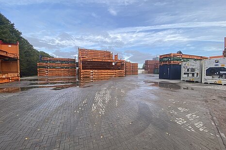 ca. 2.400 m² große, vollständig gepflasterte Freifläche mit Zaun und Beleuchtung ca. 2.400 m² große, vollständig gepflasterte Freifläche mit Zaun und Beleuchtung